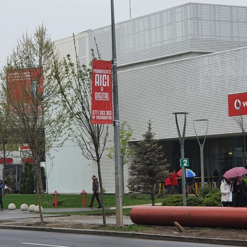 Campanii Vizuale de Succes Prin Închirierea Steagurilor Direcționale Ale Eko Group