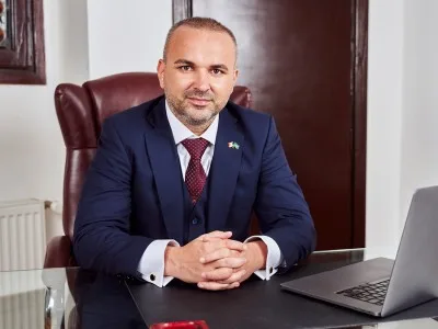 „Eduard Petrescu, CEO-ul Eko Group, Deschide Drumul Inovației în Publicitatea Digitală: Compania Atinge Impresionanta Bornă de 100 de Locații Digitale Premium”