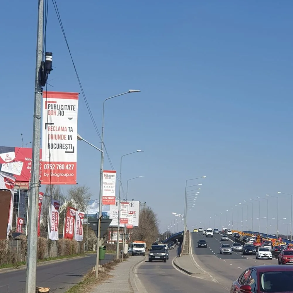 Eko Group: Închiriere Steaguri Direcționale în București și Ilfov pentru Campanii Eficiente