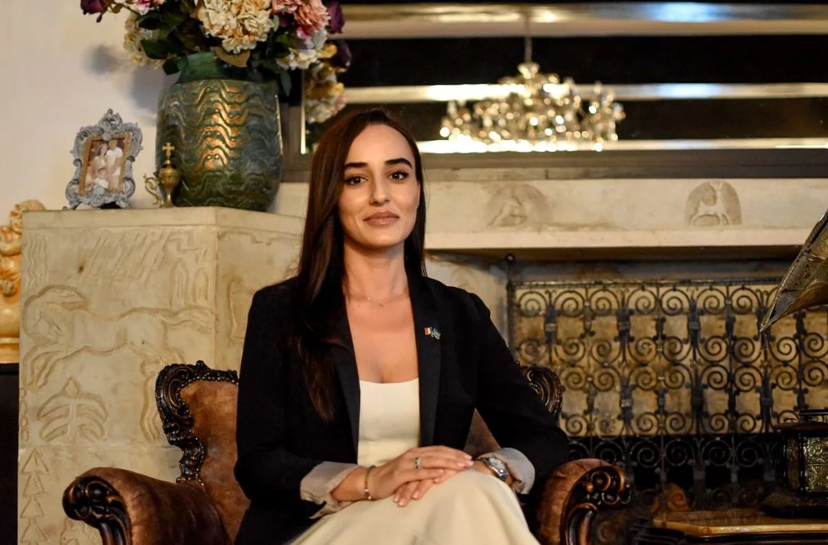 Monica Badea, director de vânzări, aduce ArtPet și EkoGroup împreună într-un contract pentru promovare outdoor prin Steaguri Direcționale